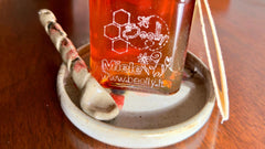 Miele di Castagno Ligure Artigianale 230 g + Set Ceramica  Fioritura d 'autunno Unico Piattino & Cucchiaino – Celle Ligure (Savona)