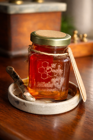 Miele di Castagno Ligure Artigianale 230 g + Set Ceramica  Nettare di Argilla e Zaffiro Unico Piattino & Cucchiaino – Celle Ligure (Savona)